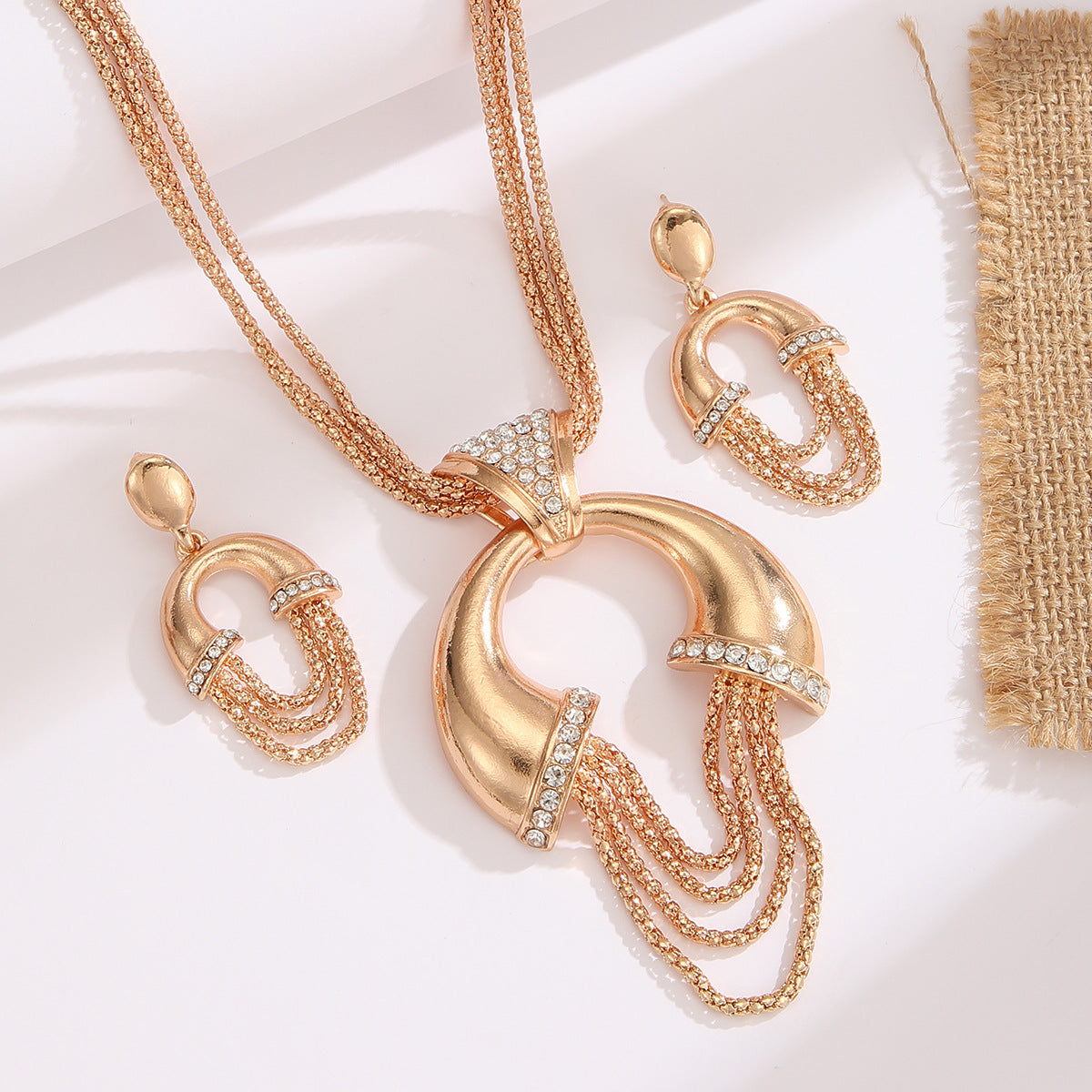 Exaggerated Anchor Tassel Necklace For Women With Electroplated Alloy And Rhinestone Inlay
