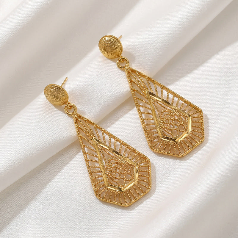 Gold Electroplated Alloy Jewelry Set Featuring Flower Pattern With Carving Craftsmanship, 1 Set