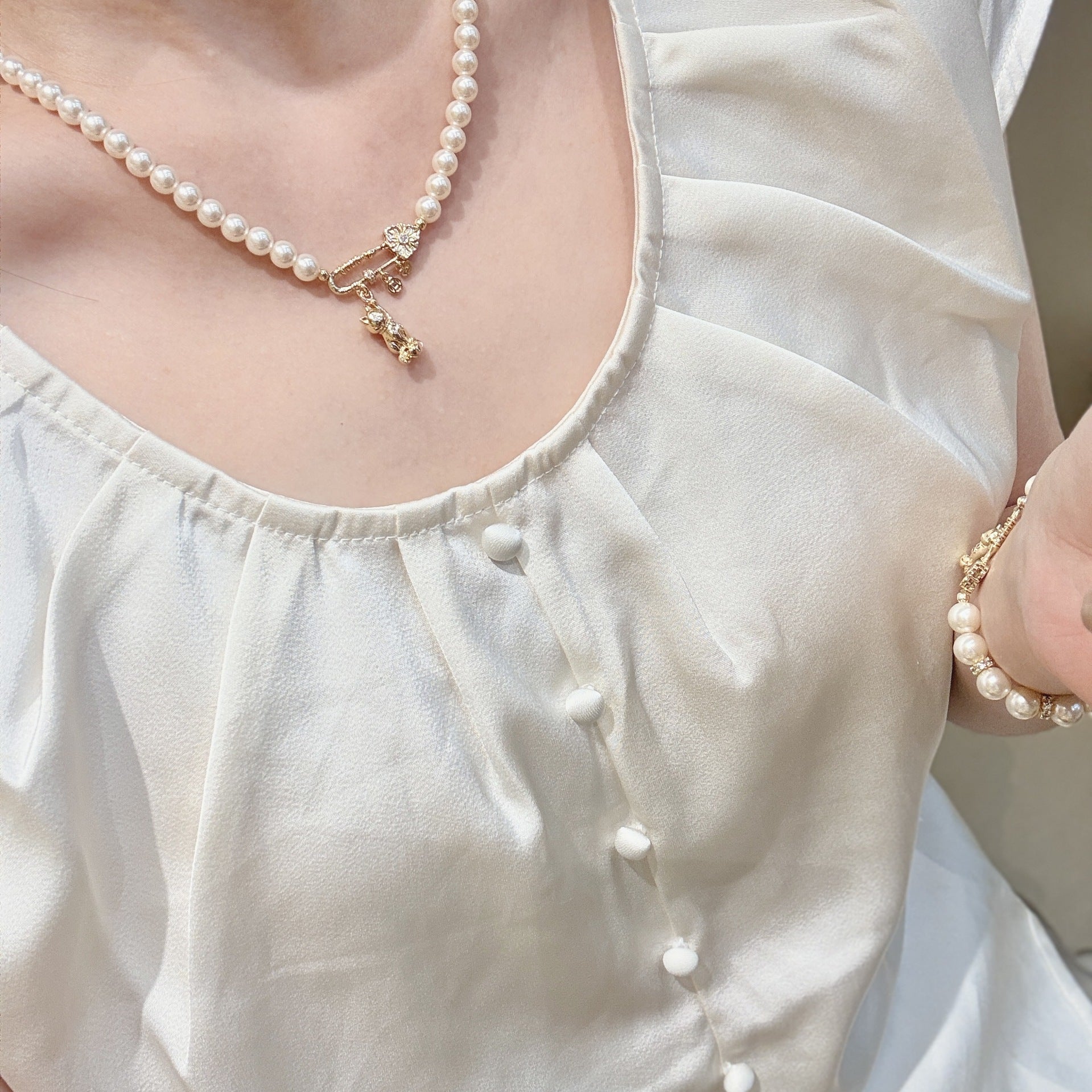 Three-dimensional Cat Necklace For Women With Imitation Pearl And Rhinestone Pendant In Alloy, Featuring Paperclip Chain