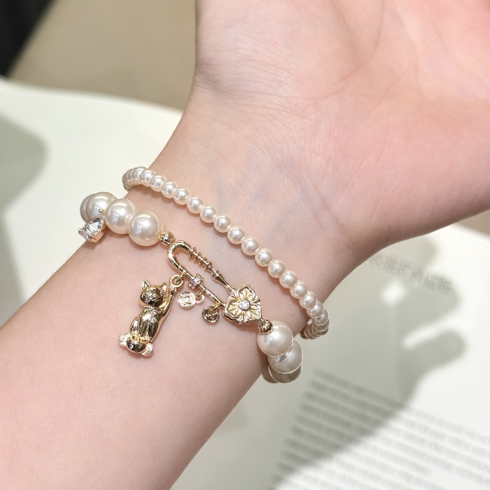 Three-dimensional Cat Necklace For Women With Imitation Pearl And Rhinestone Pendant In Alloy, Featuring Paperclip Chain