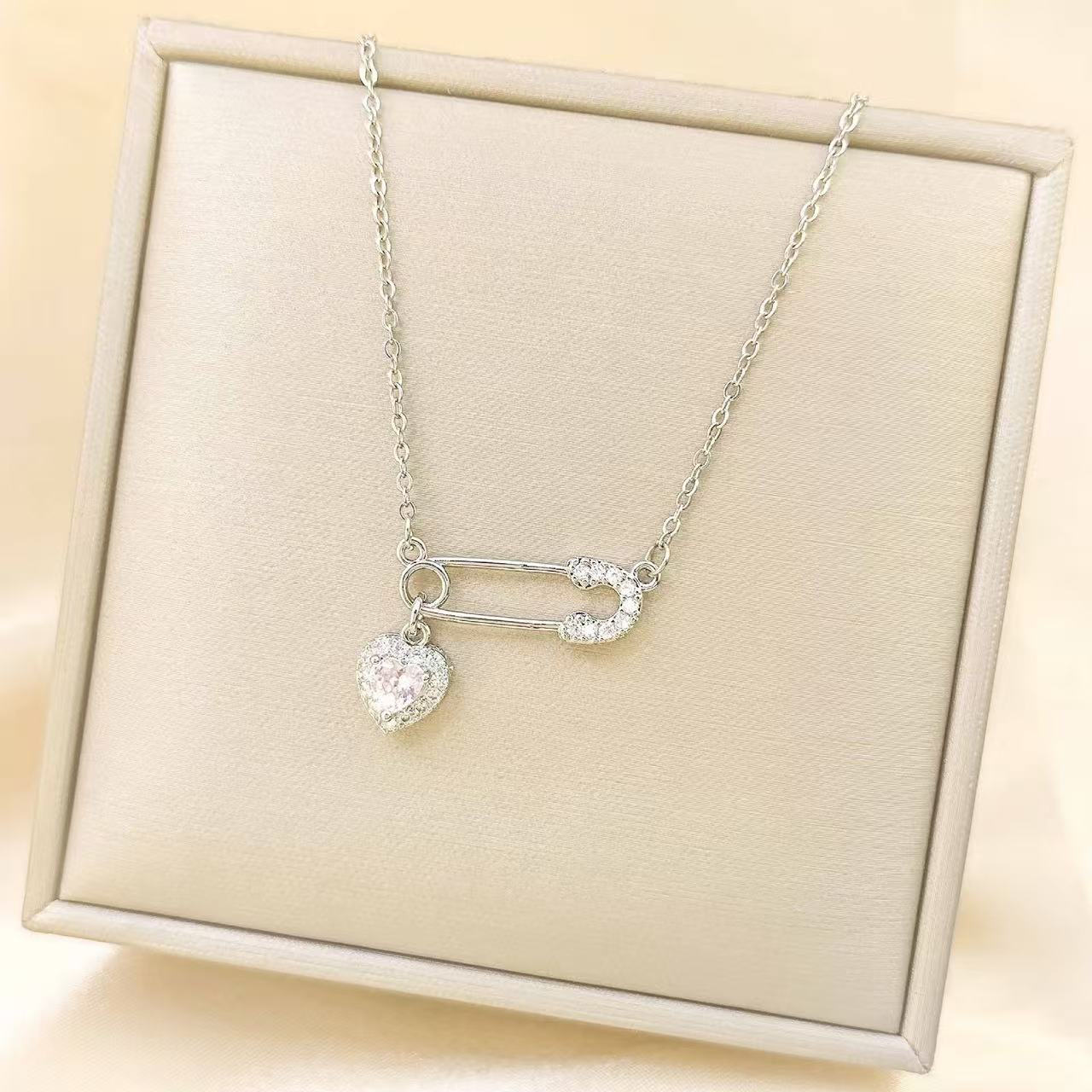 New Style Paper Clip Necklace For Women In 18K Real Gold Plated Copper With Rhinestones And Paperclip Chain