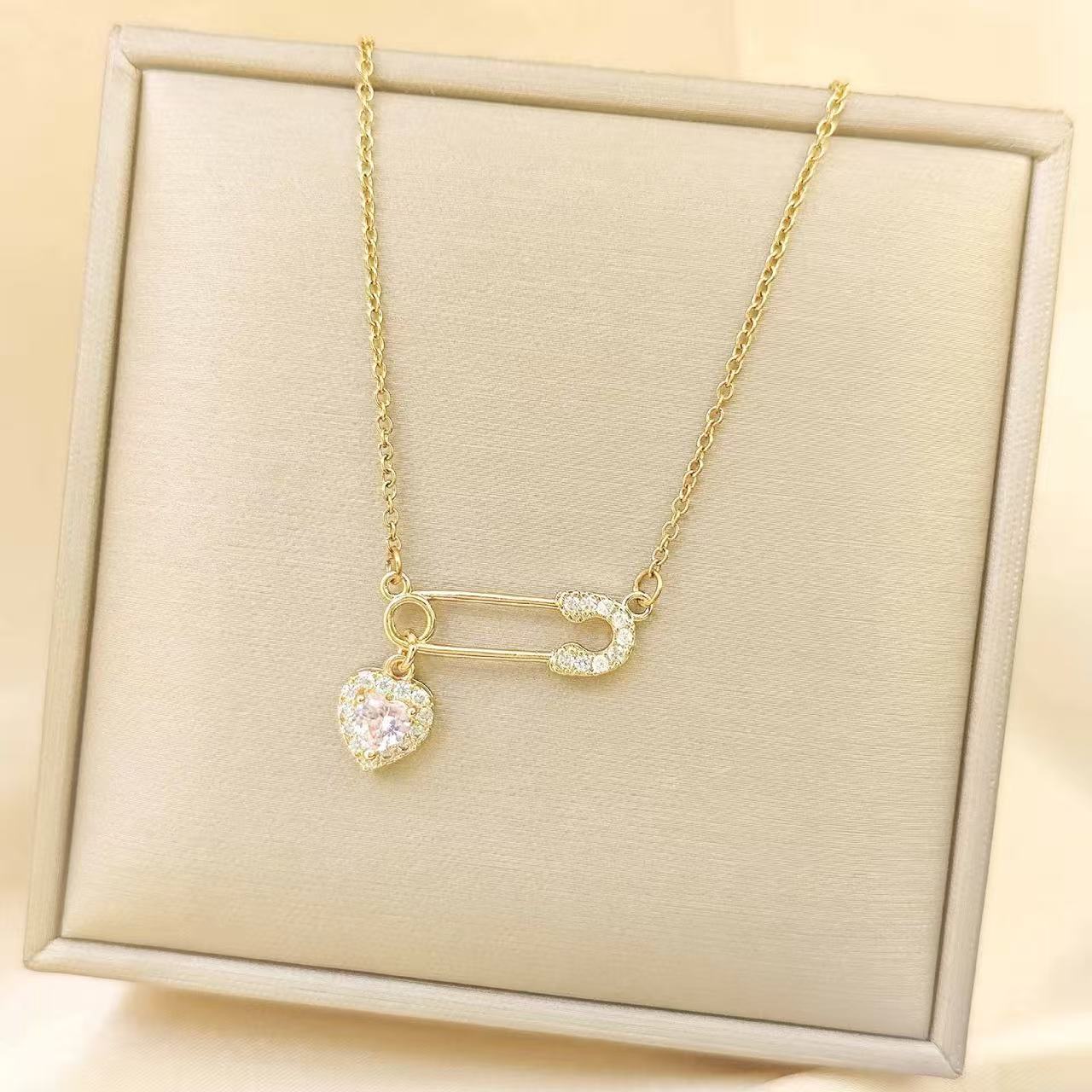 New Style Paper Clip Necklace For Women In 18K Real Gold Plated Copper With Rhinestones And Paperclip Chain
