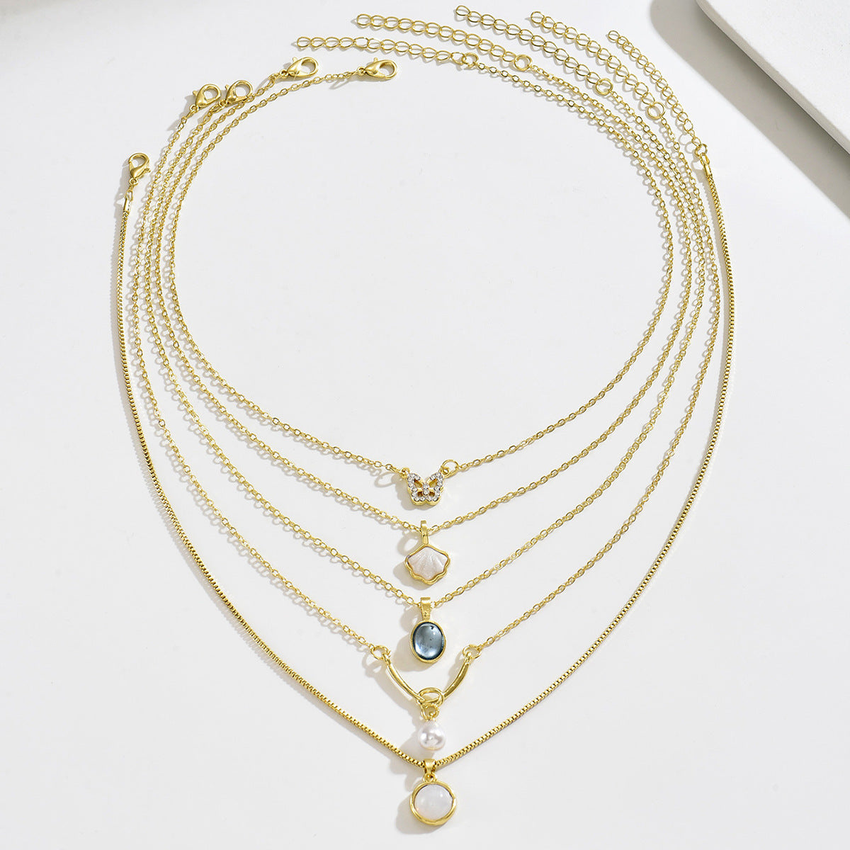 Sweet Gold Butterfly Beaded Chain Choker Necklace For Women With Alloy Craft And Cat's Eye Stone Inlay