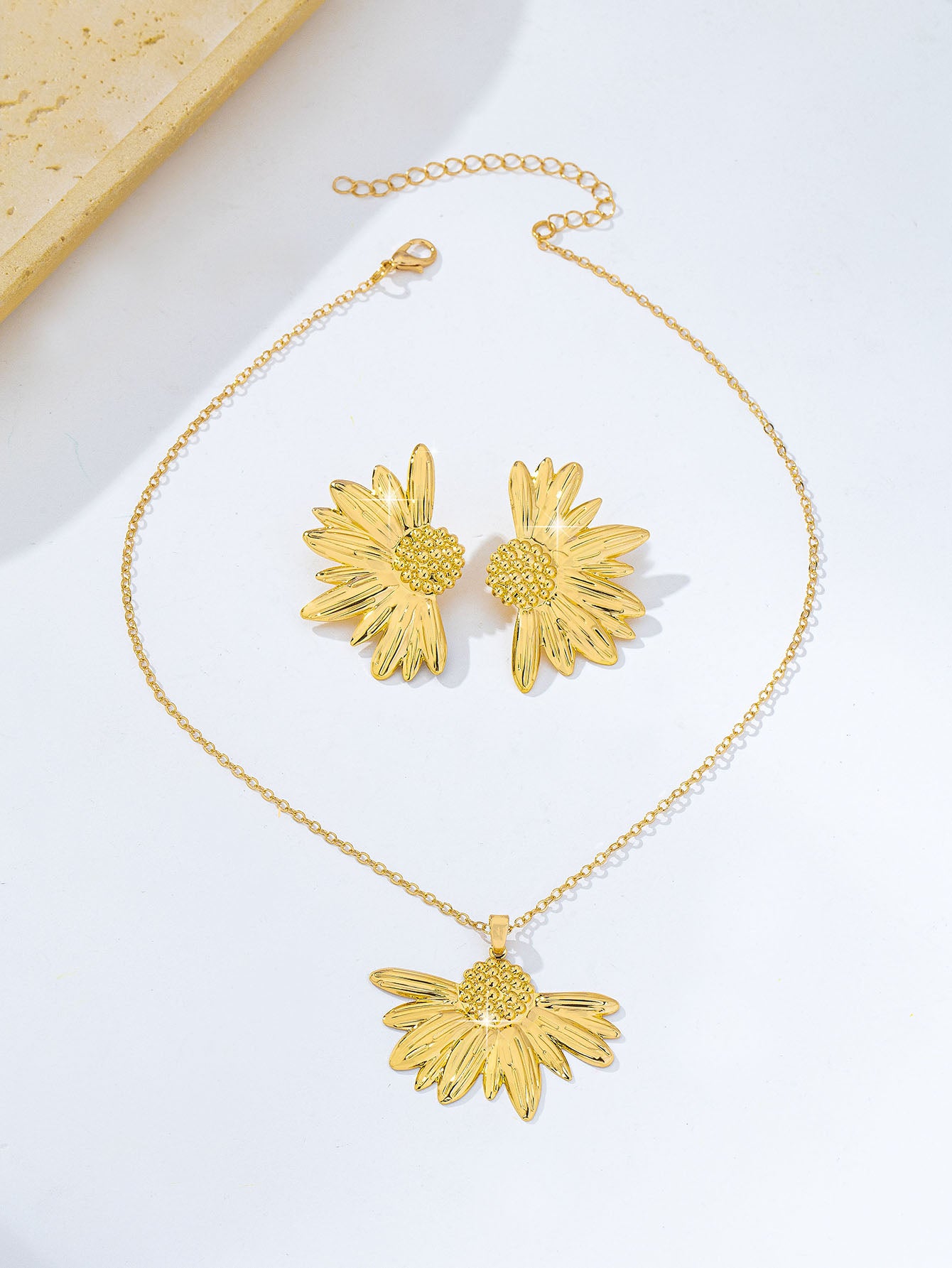 Bohemian Flowers Jewelry Set For Women With KC Golden Plated 0.03µm Finish Featuring Three-Dimensional Design And Cable Chain