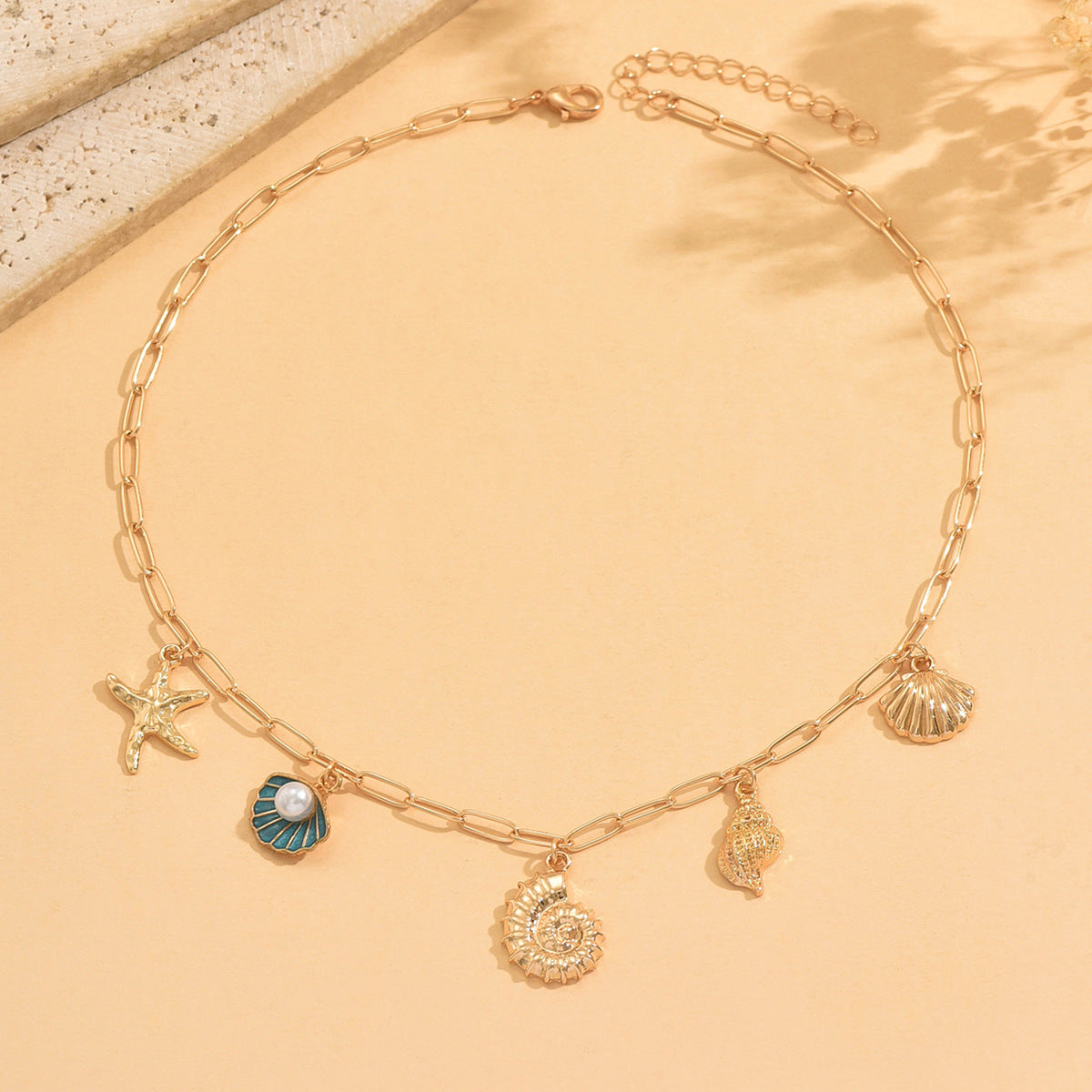 Marine Style Shell Pendant Necklace For Women With Electroplated Zinc Alloy Pendant And Paperclip Chain