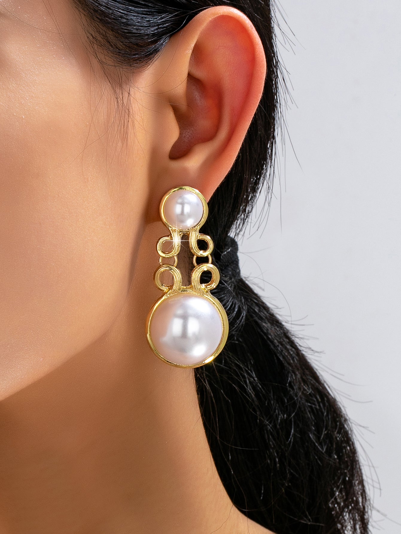 Elegant Geometric Hollow Out Stud Earrings For Women In Multicolor Alloy With Plastic Inlay