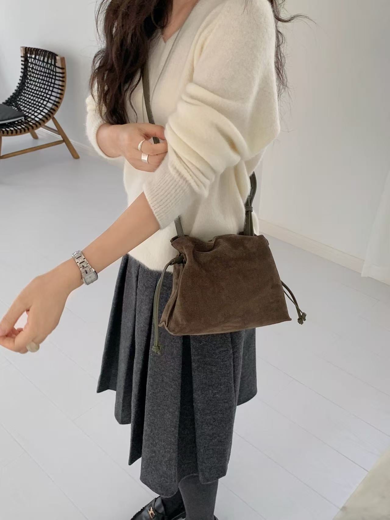 Genuine Leather Dumpling Shape Handbag With Folds Featuring Top Handle, Perfect For Autumn