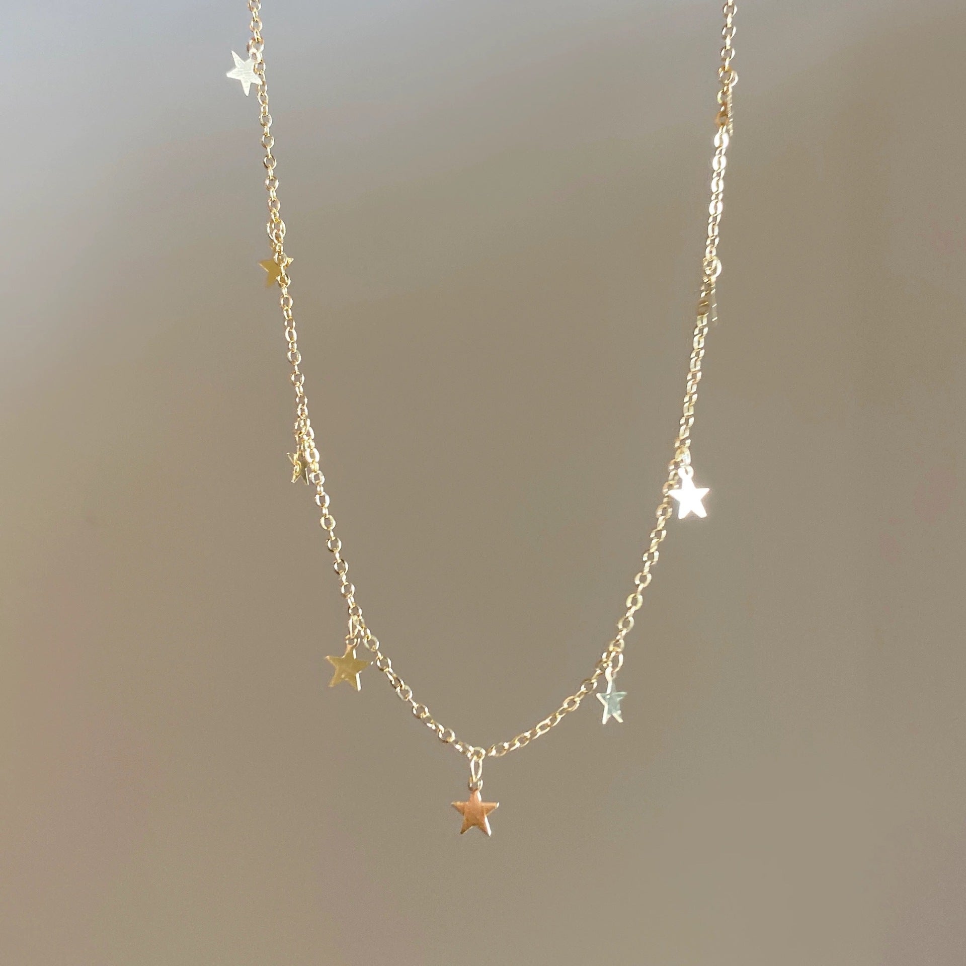 Colour Choker Necklace For Women Featuring Alloy Chain And Pendant With Electroplated Finish