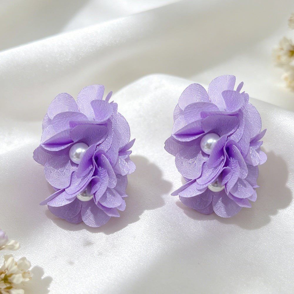 Handmade White Flowers Clip Earrings For Women In Marine Style With Cloth Material And Artificial Pearl Inlay