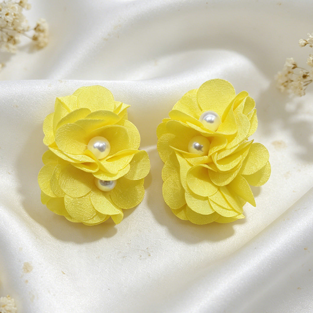 Handmade White Flowers Clip Earrings For Women In Marine Style With Cloth Material And Artificial Pearl Inlay