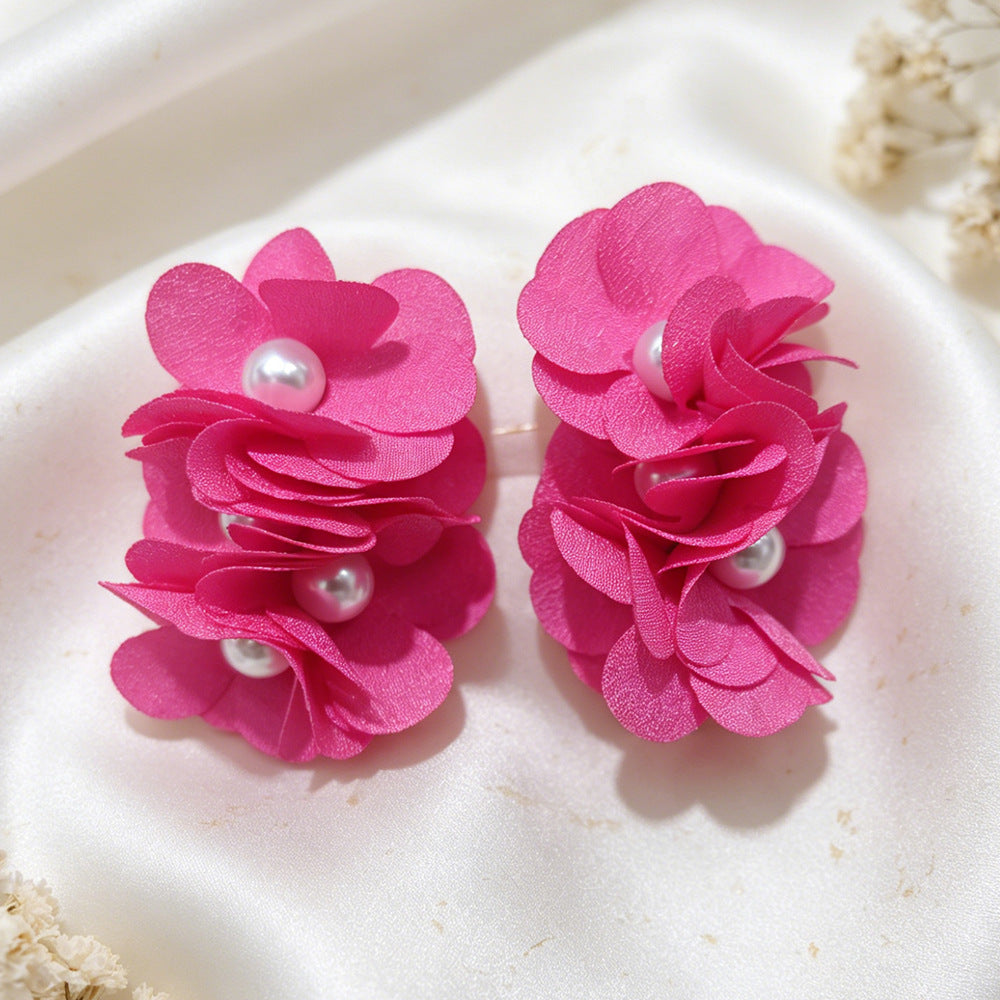 Handmade White Flowers Clip Earrings For Women In Marine Style With Cloth Material And Artificial Pearl Inlay
