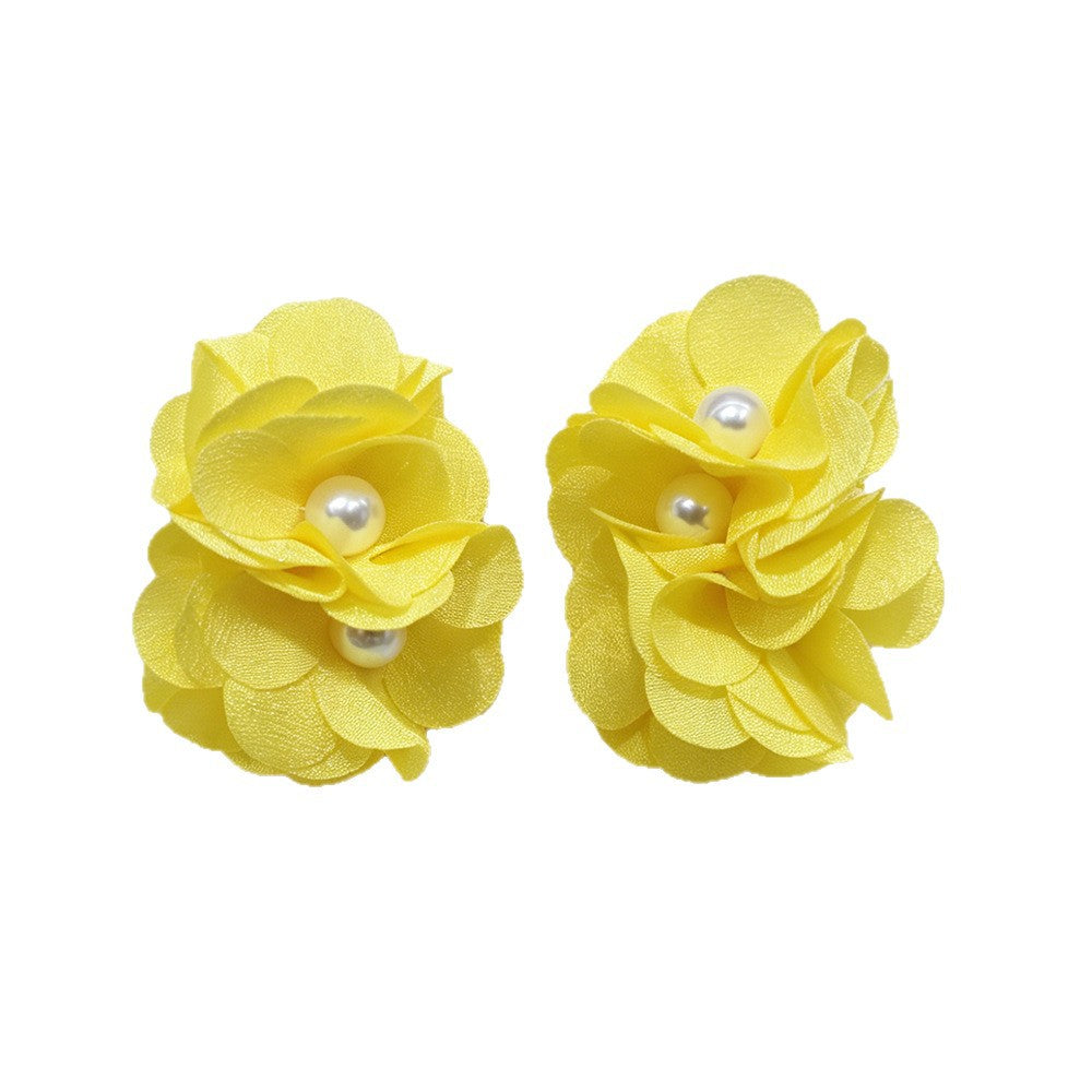 Handmade White Flowers Clip Earrings For Women In Marine Style With Cloth Material And Artificial Pearl Inlay