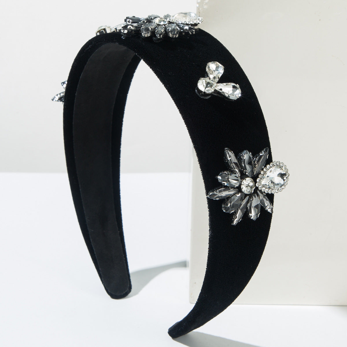 Baroque Style Jewelry Headband For Women Featuring Glass Flowers In Elegant Grey