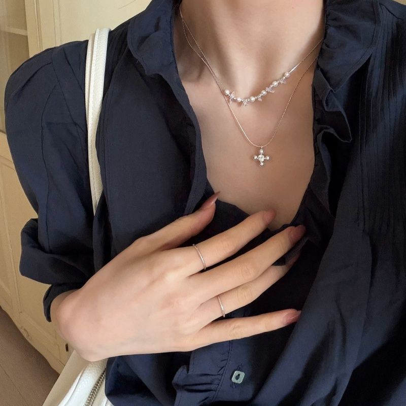 Double Layer Flowers Necklace For Women With Electroplated Finish And Alloy Pendant Featuring Rhinestones In Acrylic Material