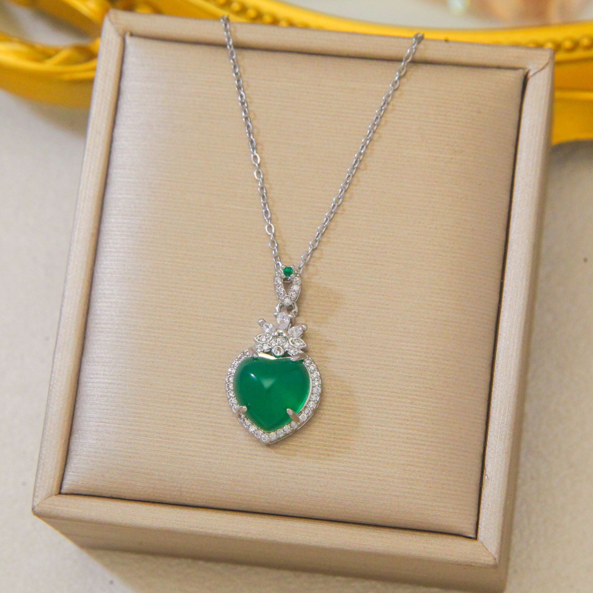Heart Shape May Birthstone Emerald Choker Necklace For Women In 304 Stainless Steel With Electroplated Copper Pendant And Cable Chain