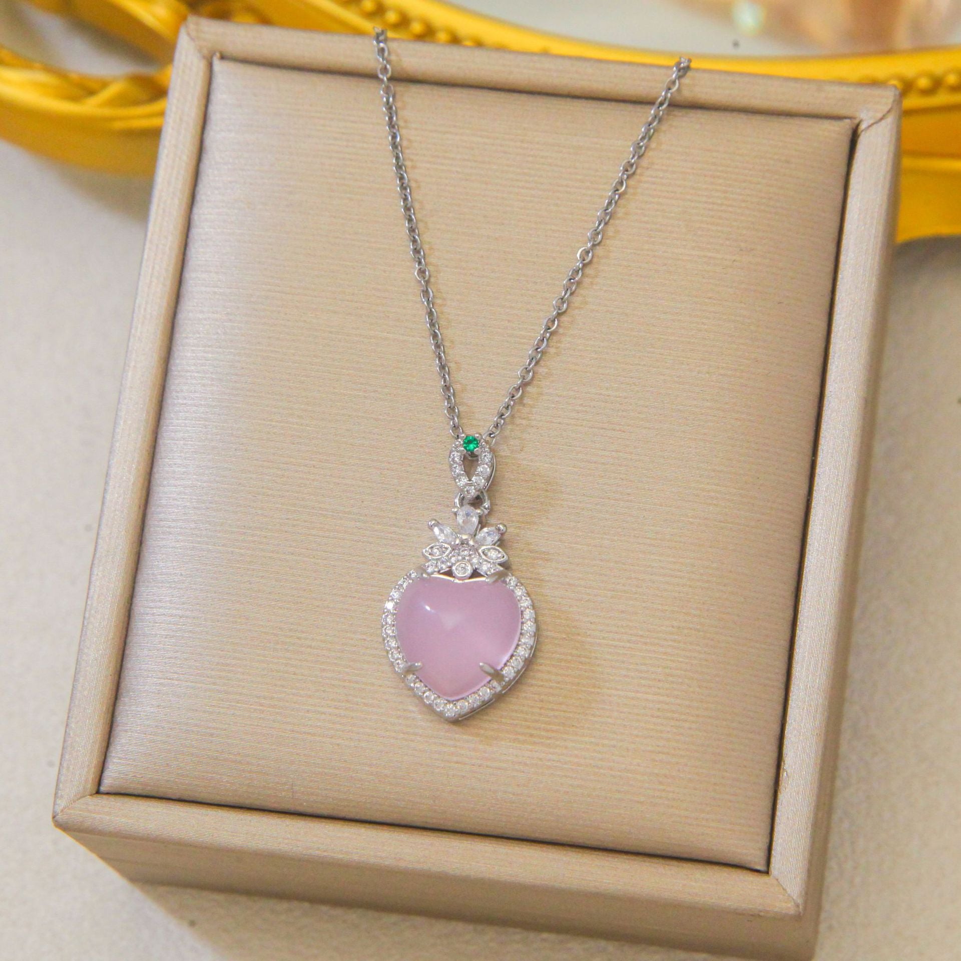 Heart Shape May Birthstone Emerald Choker Necklace For Women In 304 Stainless Steel With Electroplated Copper Pendant And Cable Chain