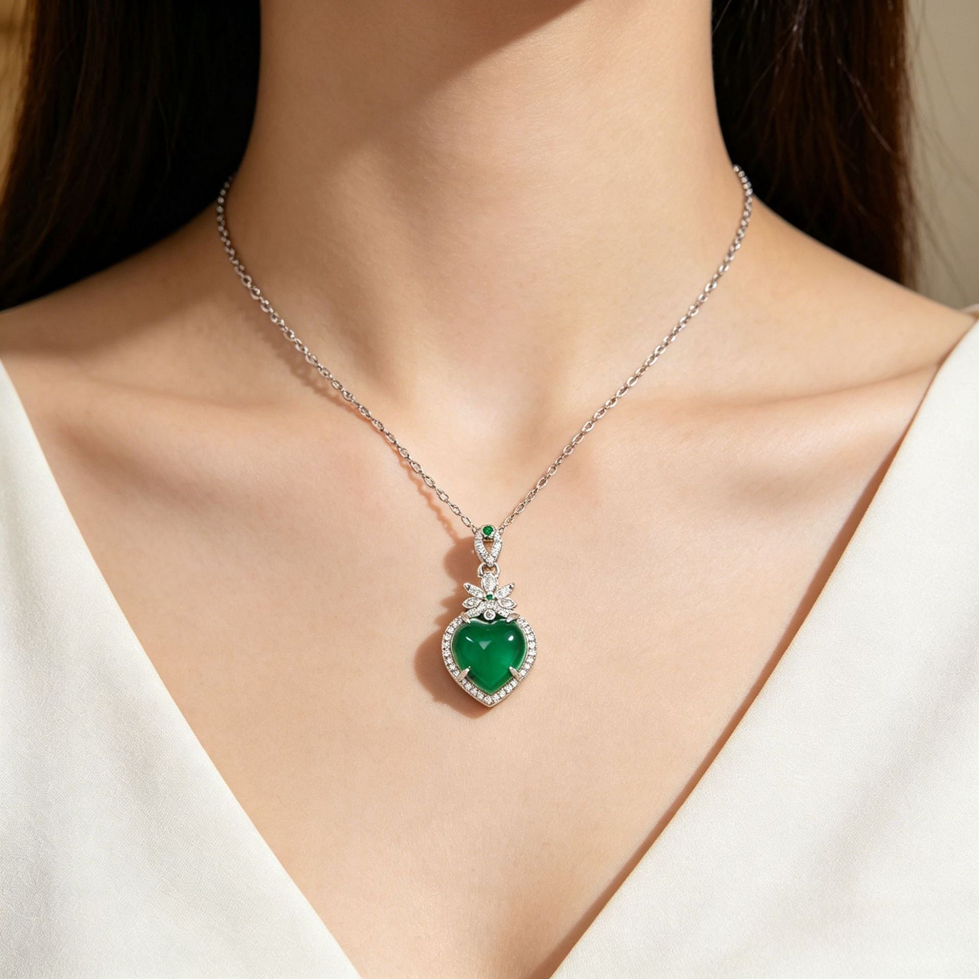 Heart Shape May Birthstone Emerald Choker Necklace For Women In 304 Stainless Steel With Electroplated Copper Pendant And Cable Chain