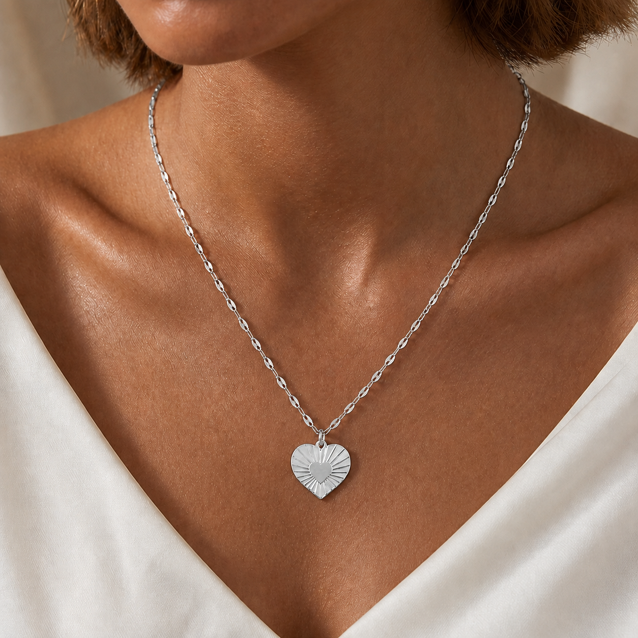 Romantic Heart Shape Pendant Necklace For Women In Gold With Waterproof Non Tarnish 201 Stainless Steel Featuring Lip Chain