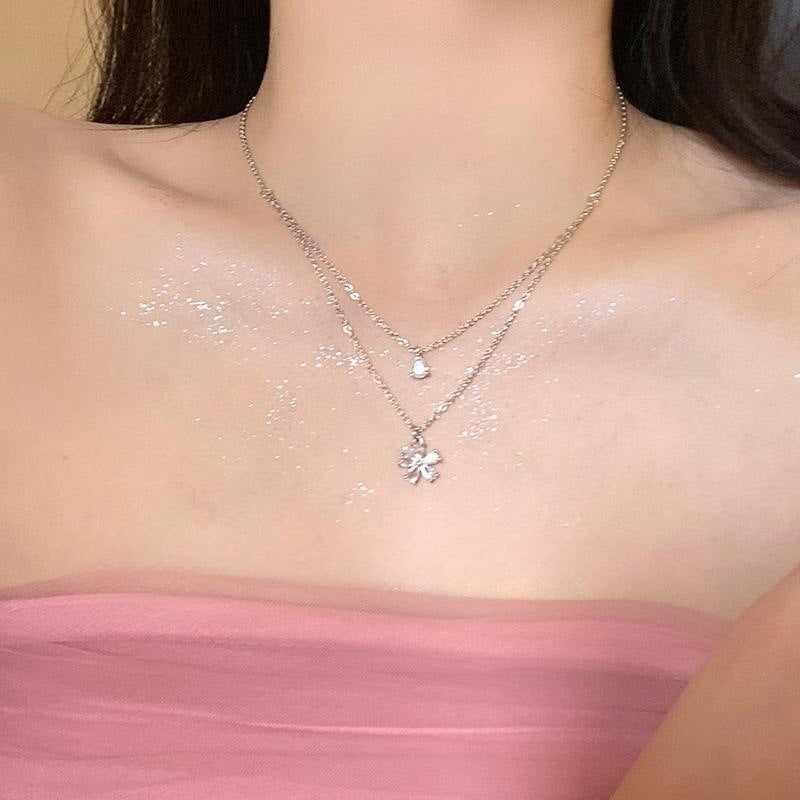 Flowers Pendant Necklace For Women With Alloy Chain, Electroplated Finish, And Zinc Alloy Pendant