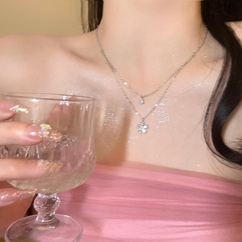 Flowers Pendant Necklace For Women With Alloy Chain, Electroplated Finish, And Zinc Alloy Pendant