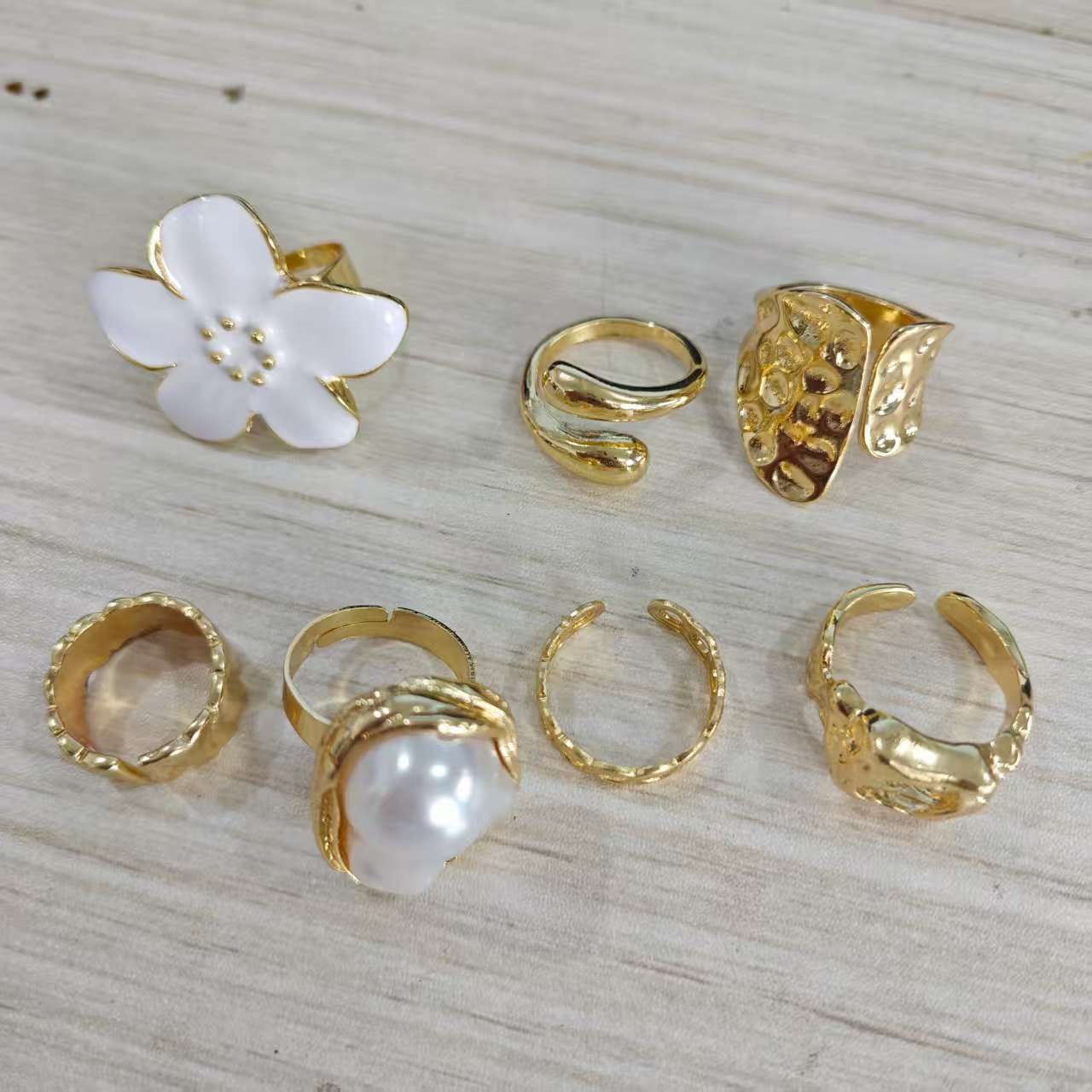 Set Of 7 Baroque Style Open Rings For Women In Gold With Asymmetrical Design And Imitation Pearl Inlay