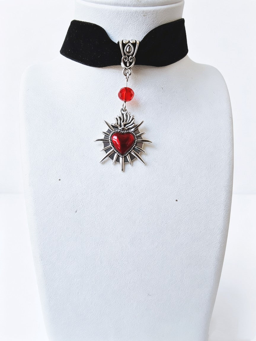 Baroque Style Heart Shape Choker In Dyed Black Zinc Alloy With Alloy Pendant For Unisex