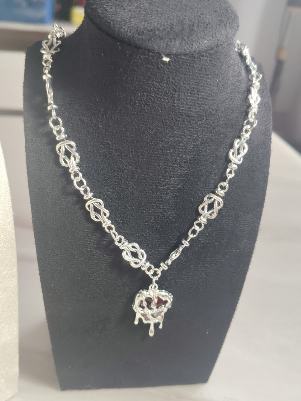 Heart Shape Punk Sweater Chain Necklace In Electroplated Zinc Alloy, Featuring Alloy Pendant, Unisex Design