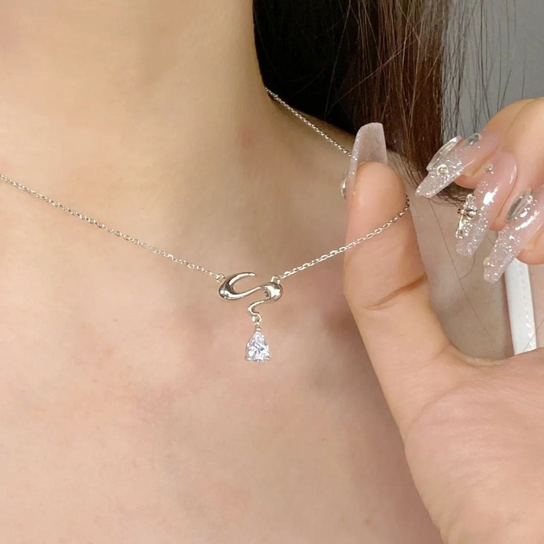 New Style Curve Necklace For Women With Electroplated Alloy Pendant Featuring Rhinestones Inlay