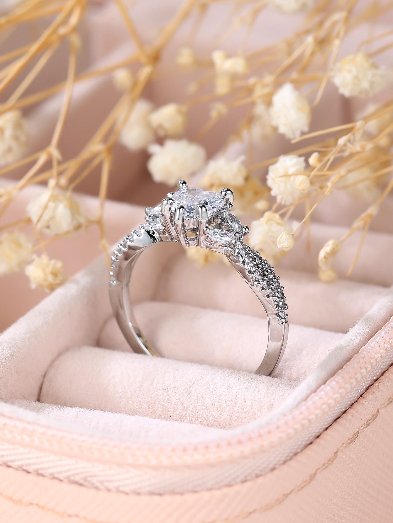Luxurious Heart Shape Rings For Women With Claw Setting, Electroplated Copper And Zircon Inlay