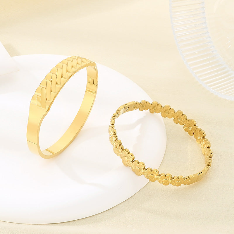 Electroplated Flowers Bangle For Women In 304 Stainless Steel With 18K Real Gold Plated PVD Coated Finish And 0.03µm Thickness