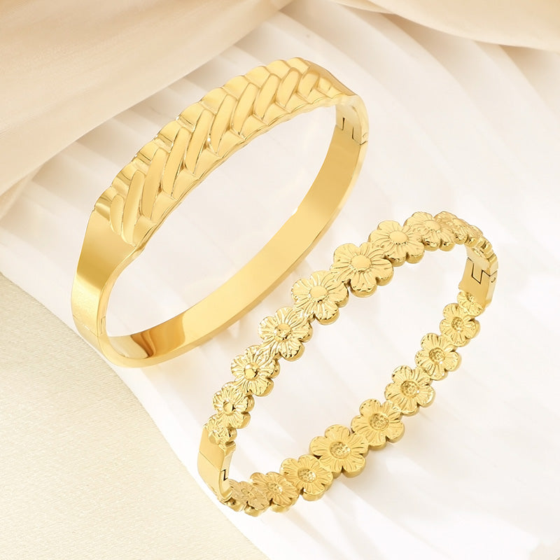 Electroplated Flowers Bangle For Women In 304 Stainless Steel With 18K Real Gold Plated PVD Coated Finish And 0.03µm Thickness