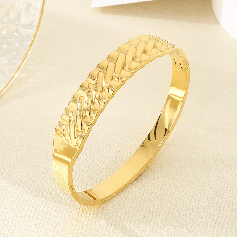 Electroplated Flowers Bangle For Women In 304 Stainless Steel With 18K Real Gold Plated PVD Coated Finish And 0.03µm Thickness