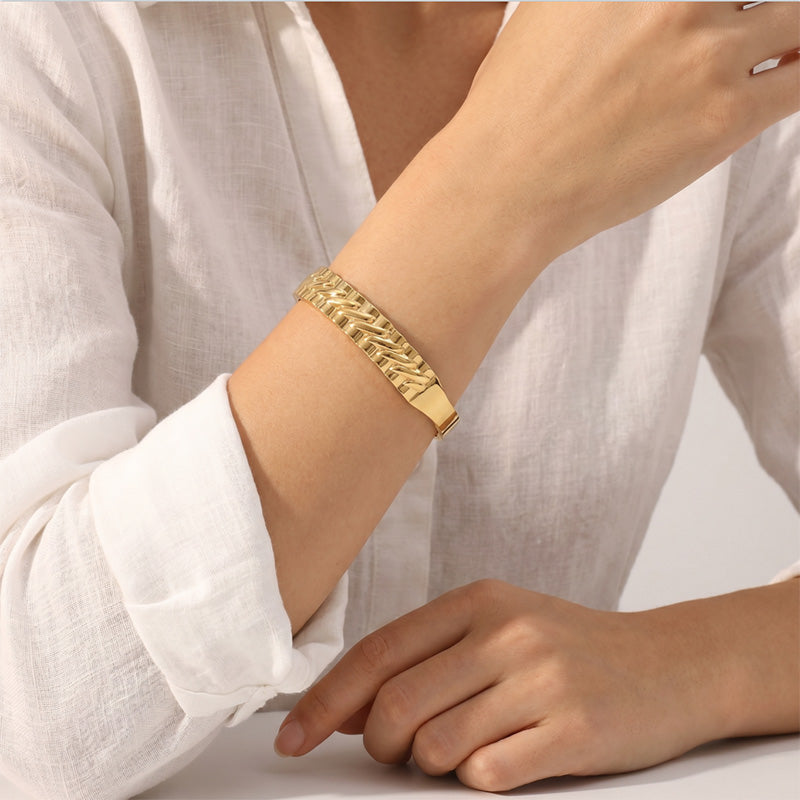 Electroplated Flowers Bangle For Women In 304 Stainless Steel With 18K Real Gold Plated PVD Coated Finish And 0.03µm Thickness