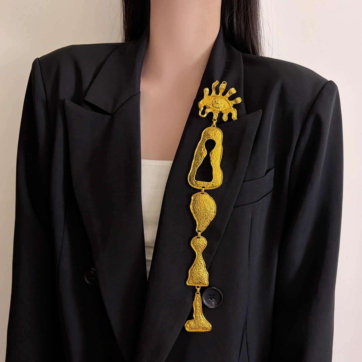 Gold Zinc Alloy Pin Featuring Electroplated Craftsmanship