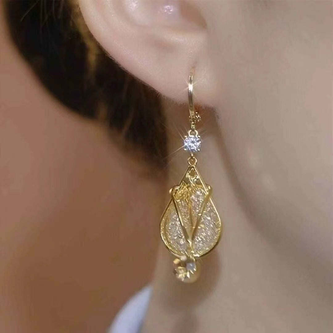 Leaves Earrings For Women In Electroplated Alloy With Zinc Alloy Ear Pins Featuring Simple Style
