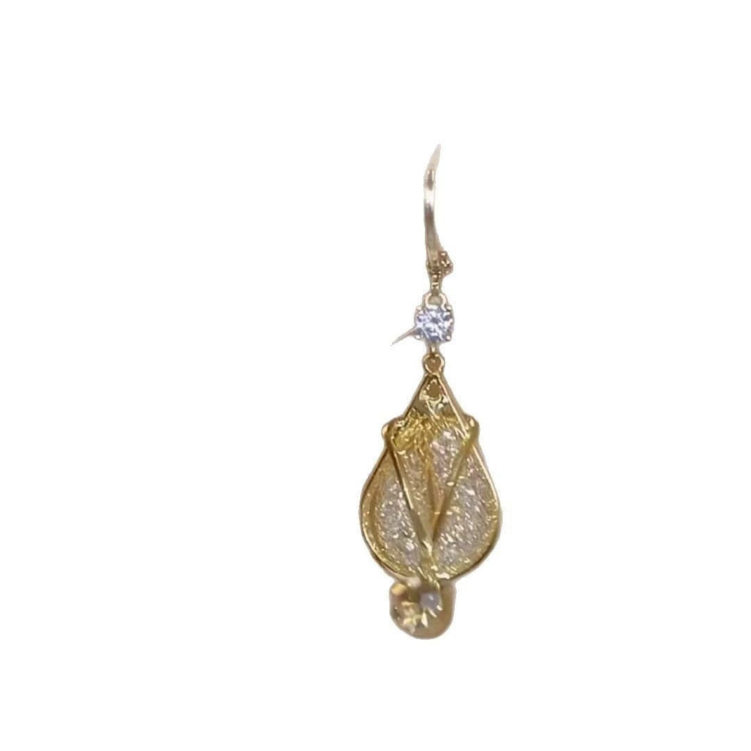 Leaves Earrings For Women In Electroplated Alloy With Zinc Alloy Ear Pins Featuring Simple Style