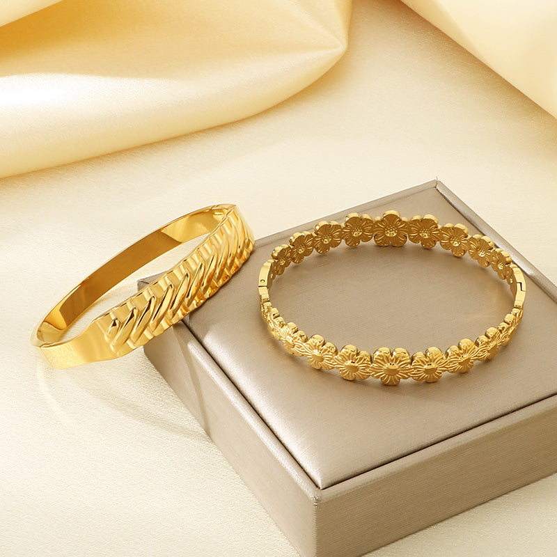 Electroplated Flowers Bangle For Women In 304 Stainless Steel With 18K Real Gold Plated PVD Coated Finish And 0.03µm Thickness