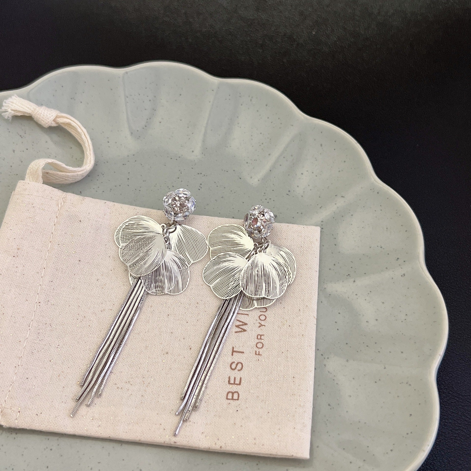 Leaves Tassel Earrings For Women In Gold Featuring Copper Alloy With Zircon Inlay And Copper Ear Pins