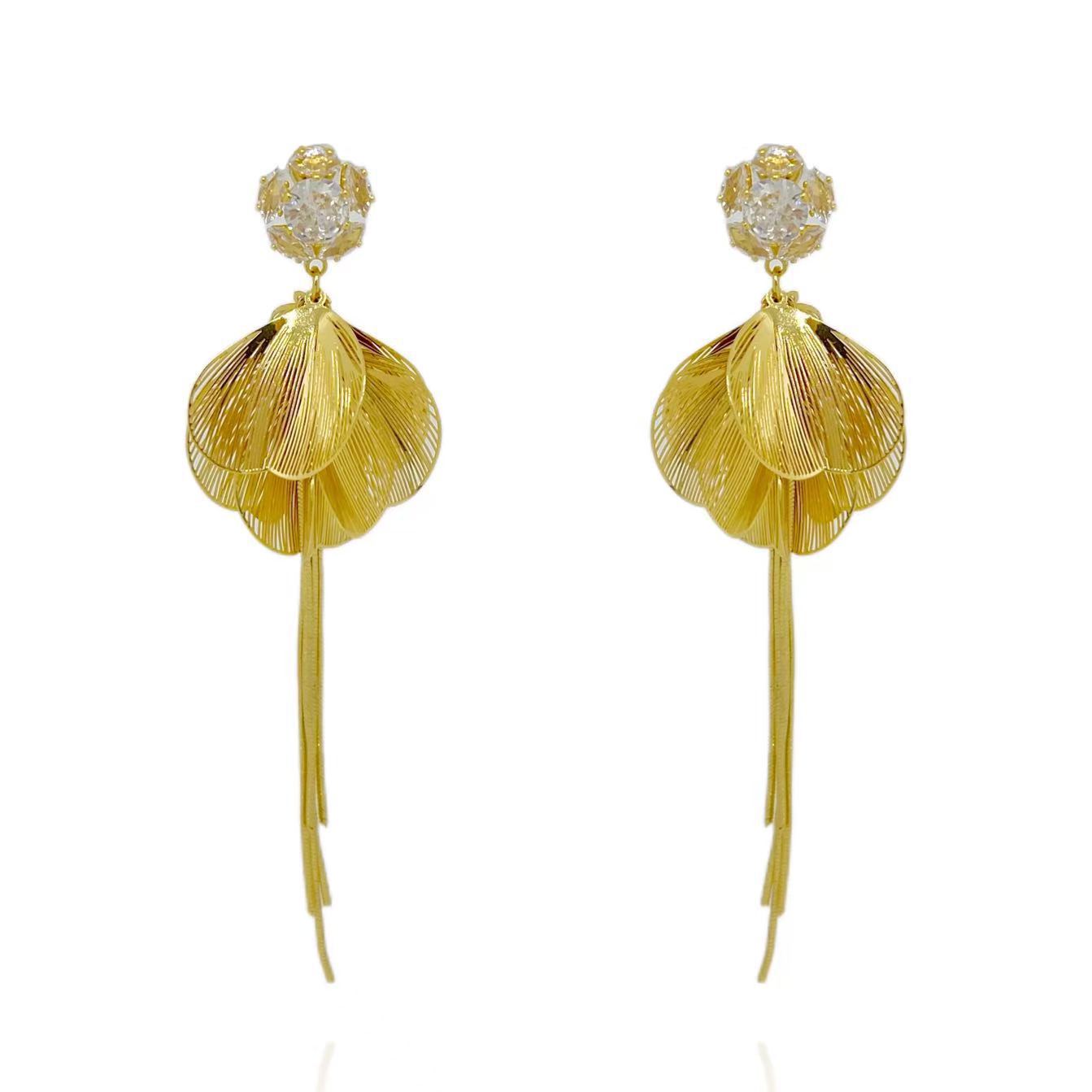 Leaves Tassel Earrings For Women In Gold Featuring Copper Alloy With Zircon Inlay And Copper Ear Pins