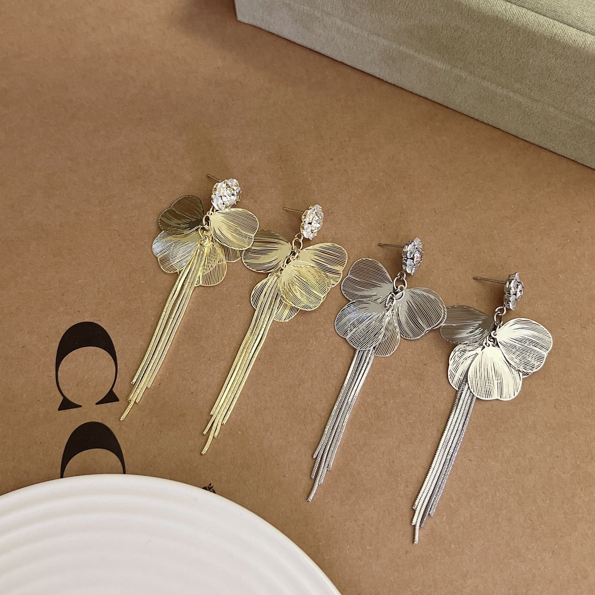 Leaves Tassel Earrings For Women In Gold Featuring Copper Alloy With Zircon Inlay And Copper Ear Pins