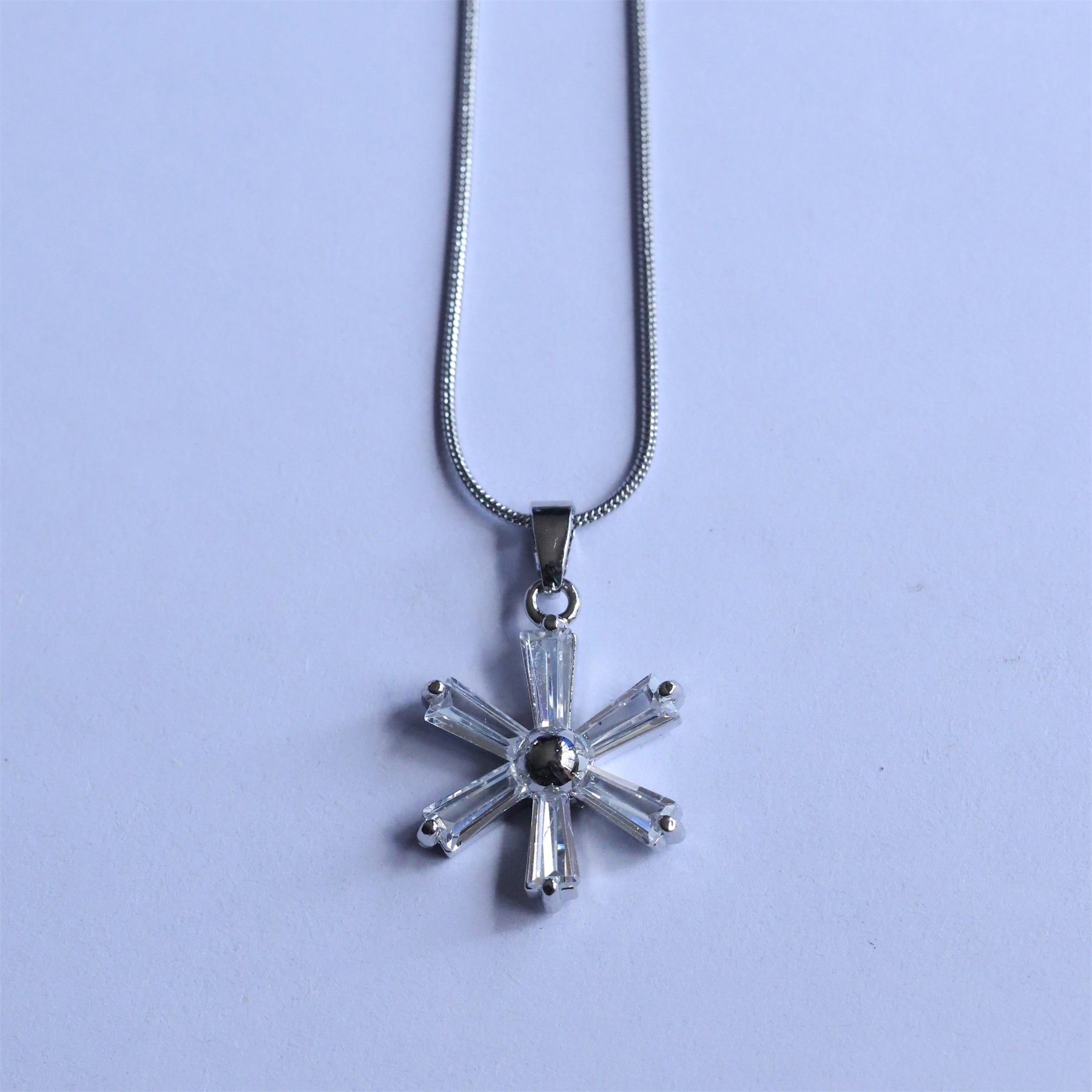 Geometric Waterproof Women's Necklace In 304 Stainless Steel With Platinum Plating, Zircon Inlay, Box Chain