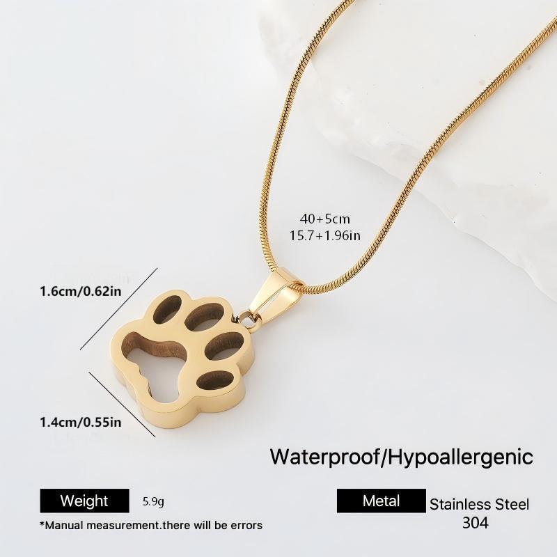 French Style Round Pendant Necklace In Metal Featuring Elegant Golden Plated Finish