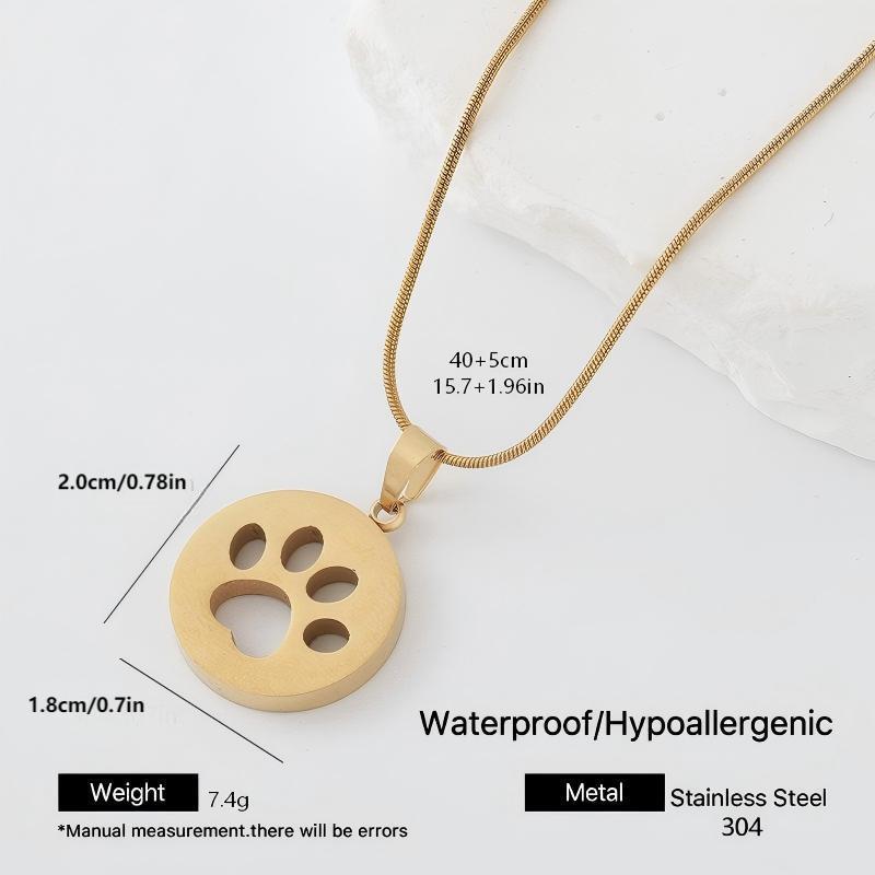 French Style Round Pendant Necklace In Metal Featuring Elegant Golden Plated Finish