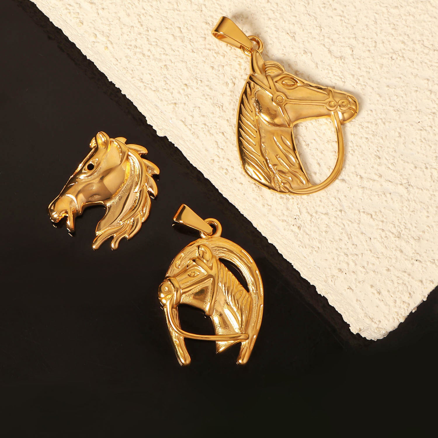Hip-Hop Men's Horse Pendant In Gold Electroplated Metal Featuring Durable Craftsmanship