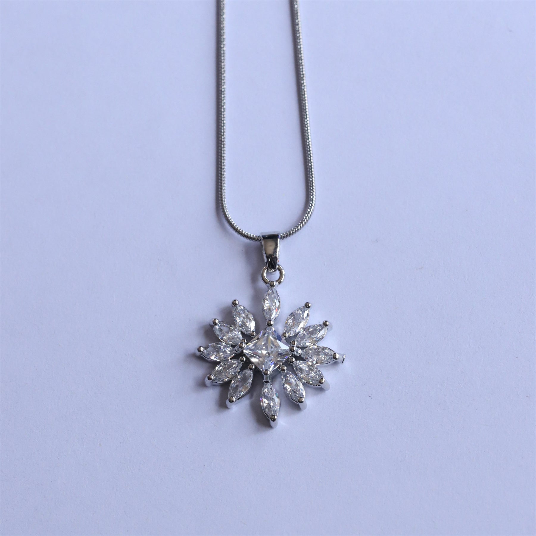 Geometric Waterproof Women's Necklace In 304 Stainless Steel With Platinum Plating, Zircon Inlay, Box Chain