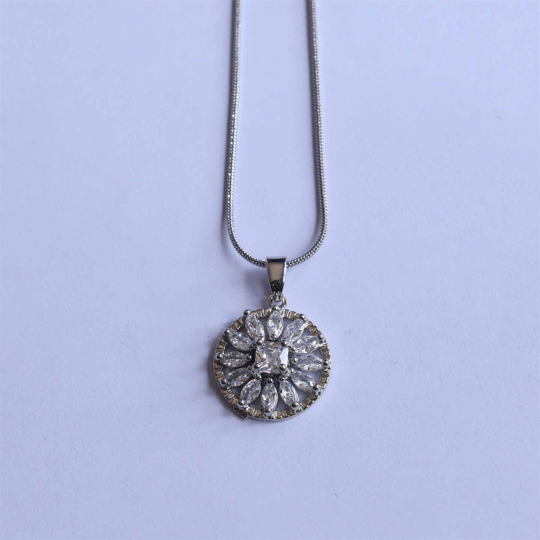 Geometric Waterproof Women's Necklace In 304 Stainless Steel With Platinum Plating, Zircon Inlay, Box Chain