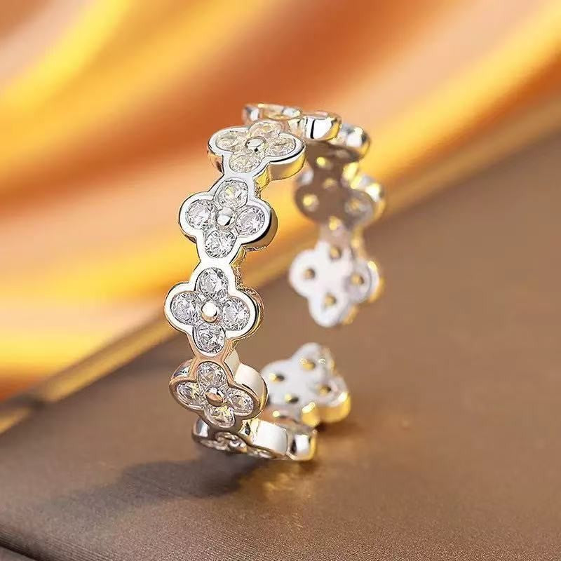 Sweet Style Flowers Rotatable Fidget Ring For Women In Titanium Steel With 18K Real Gold PVD Coating