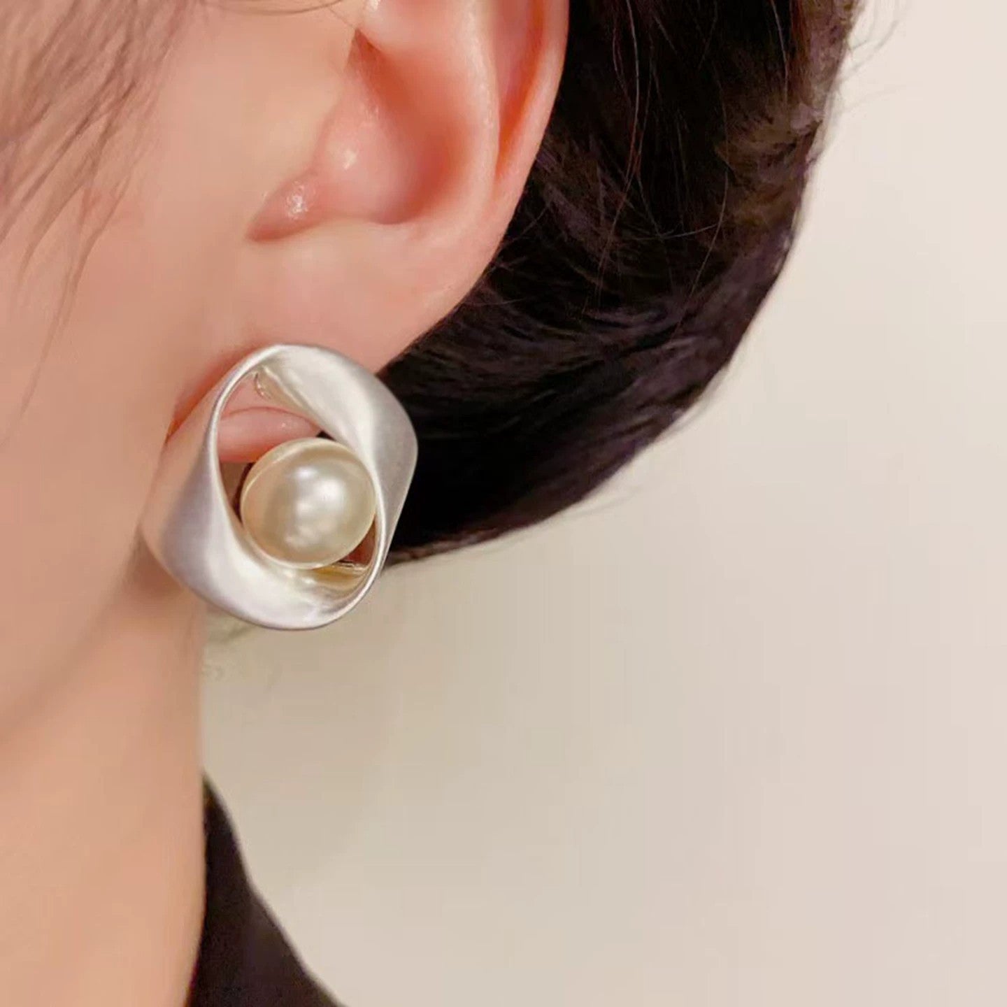 Geometric Brushed Gold Alloy Earrings For Unisex Featuring Exaggerated Style And Artificial Pearl Inlay