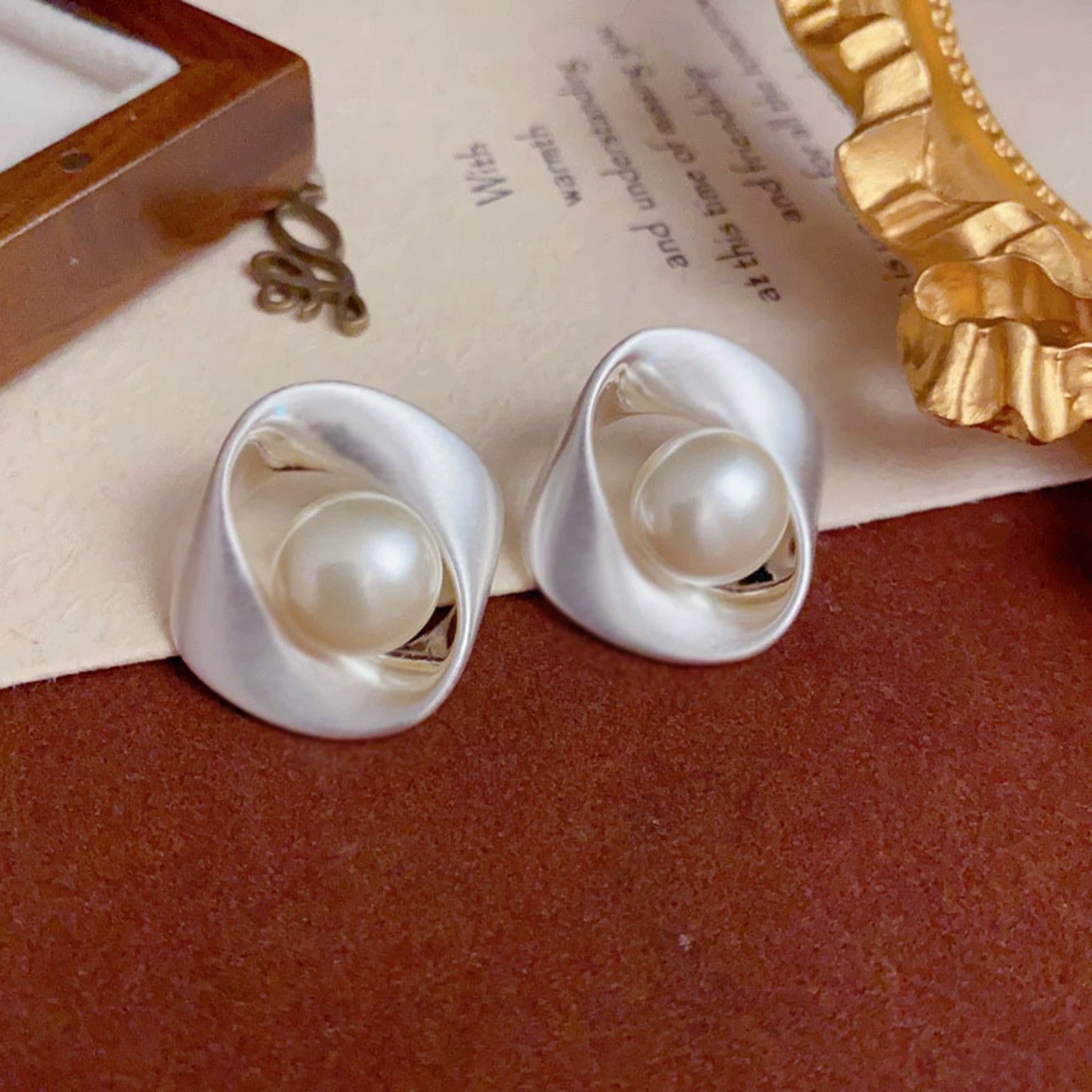 Geometric Brushed Gold Alloy Earrings For Unisex Featuring Exaggerated Style And Artificial Pearl Inlay
