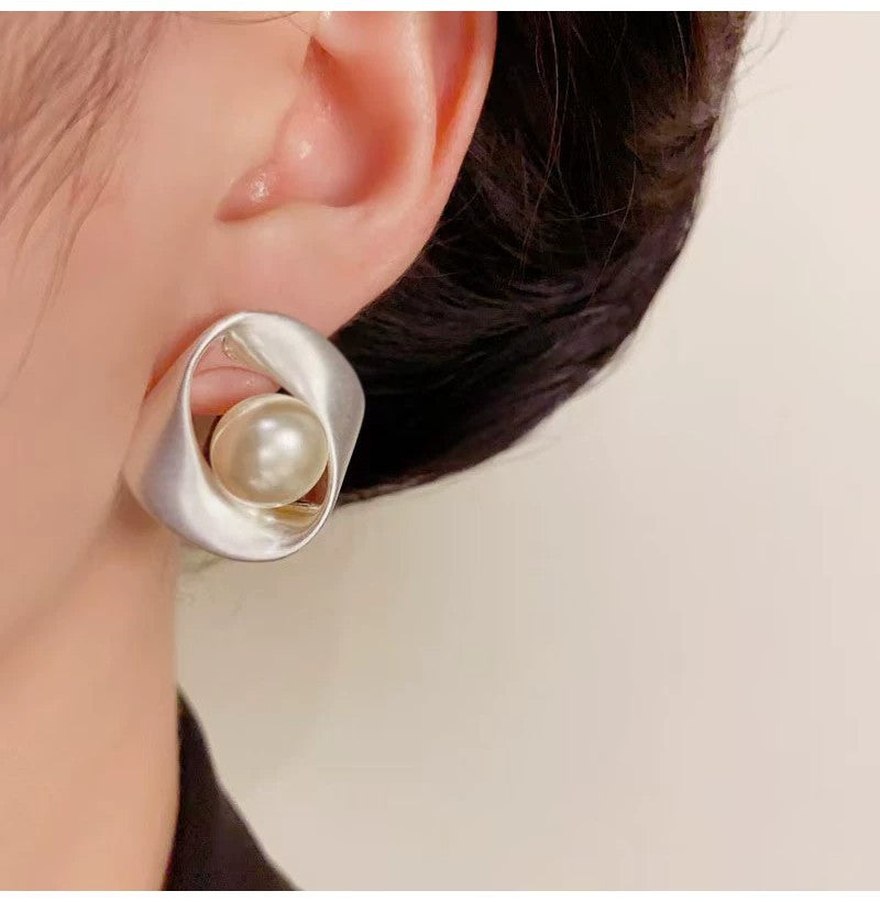 Geometric Brushed Gold Alloy Earrings For Unisex Featuring Exaggerated Style And Artificial Pearl Inlay